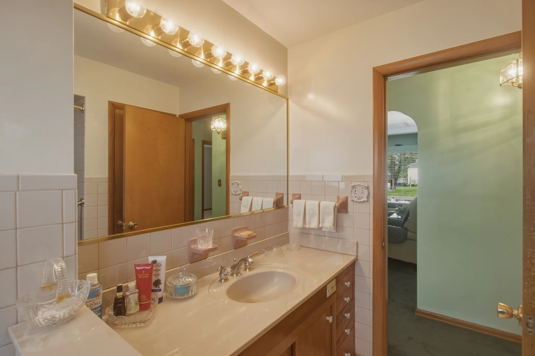Main-level full bathroom