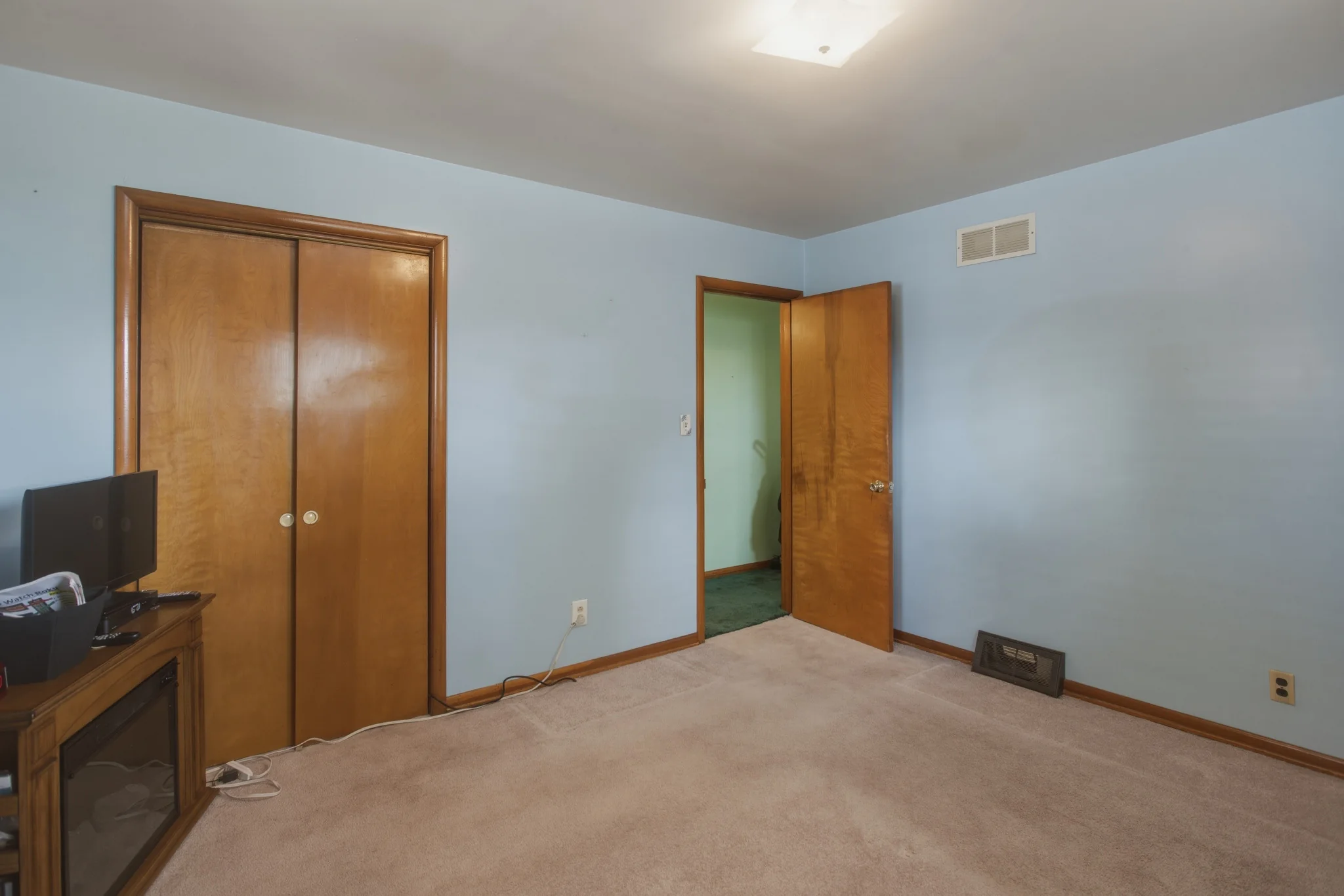 Bedroom alternate view